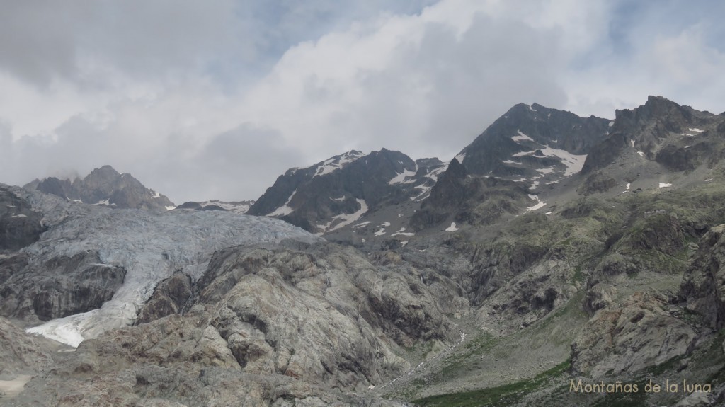 Glaciar Blanc a la izquierda y a la derecha imperceptible el Refugio del Glaciar Blanc